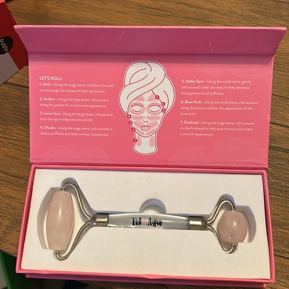 Red Aspen new in box, Facial Roller skincare with love - Picture 2 of 2